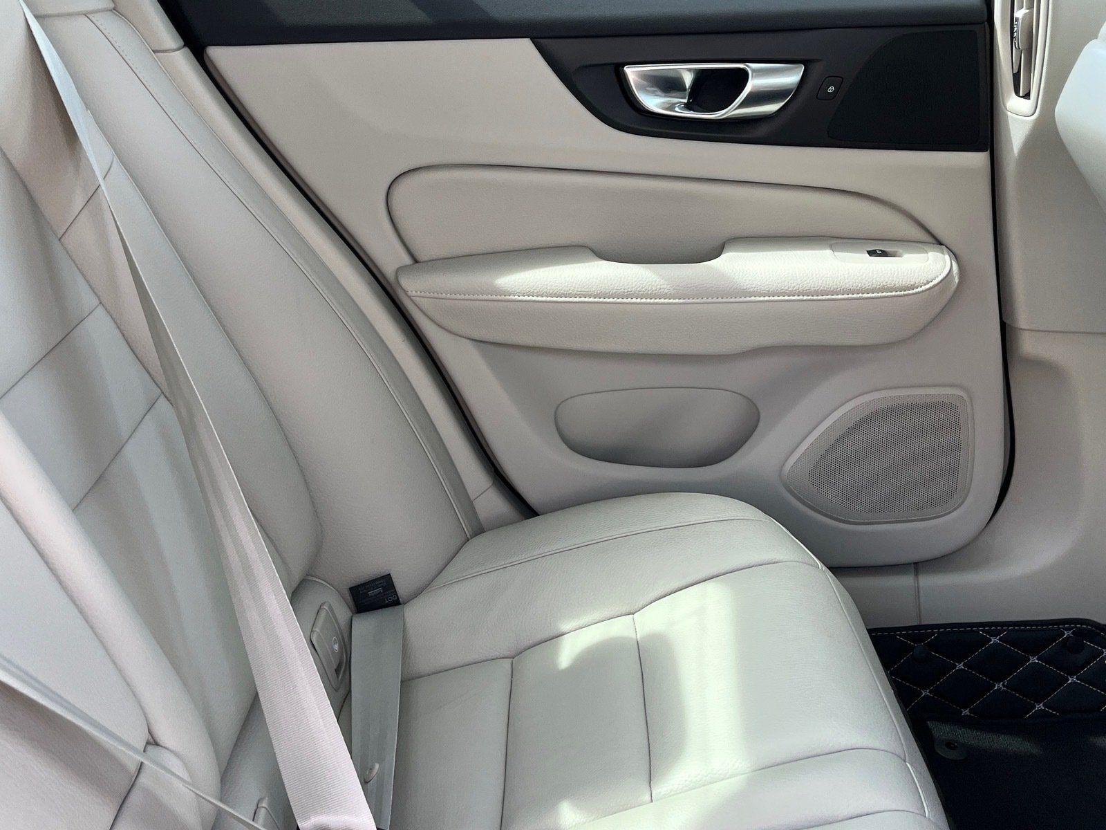 Used 2022 Volvo S60 B5 Momentum w/ Premium Package FWD image 11