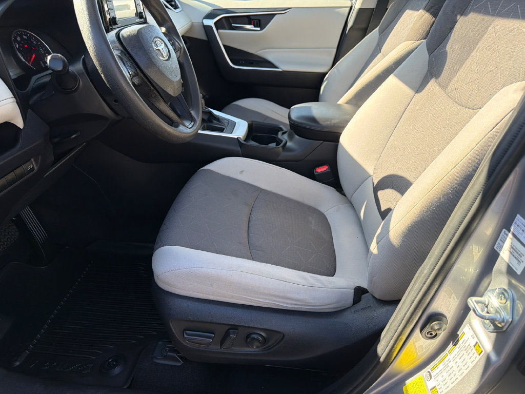 Used 2021 Toyota RAV4 XLE w/ Convenience Package FWD image 11
