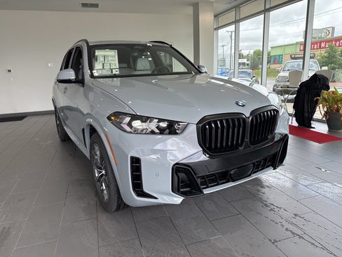 New 2026 BMW X5 xDrive40i w/ M Sport Package AWD/4WD image 2