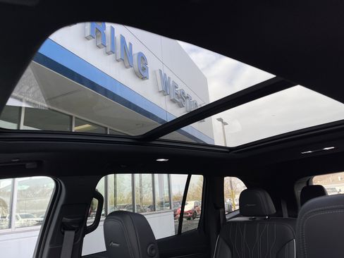 Used 2025 Buick Enclave Avenir image 31