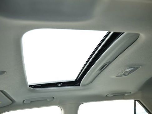 Used 2024 Hyundai Venue SEL image 19