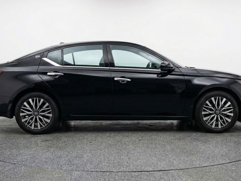 Used 2025 Nissan Altima 2.5 SV image 11