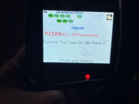 Used 2017 Jaguar F-PACE Premium image 26