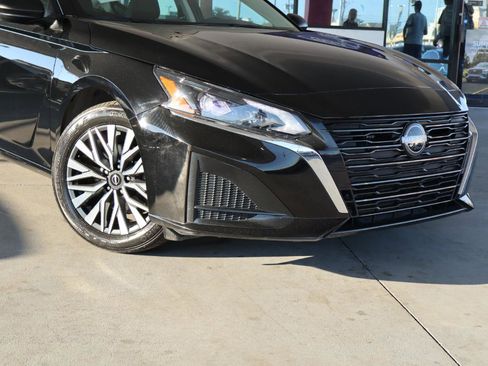 Used 2024 Nissan Altima 2.5 SV image 2