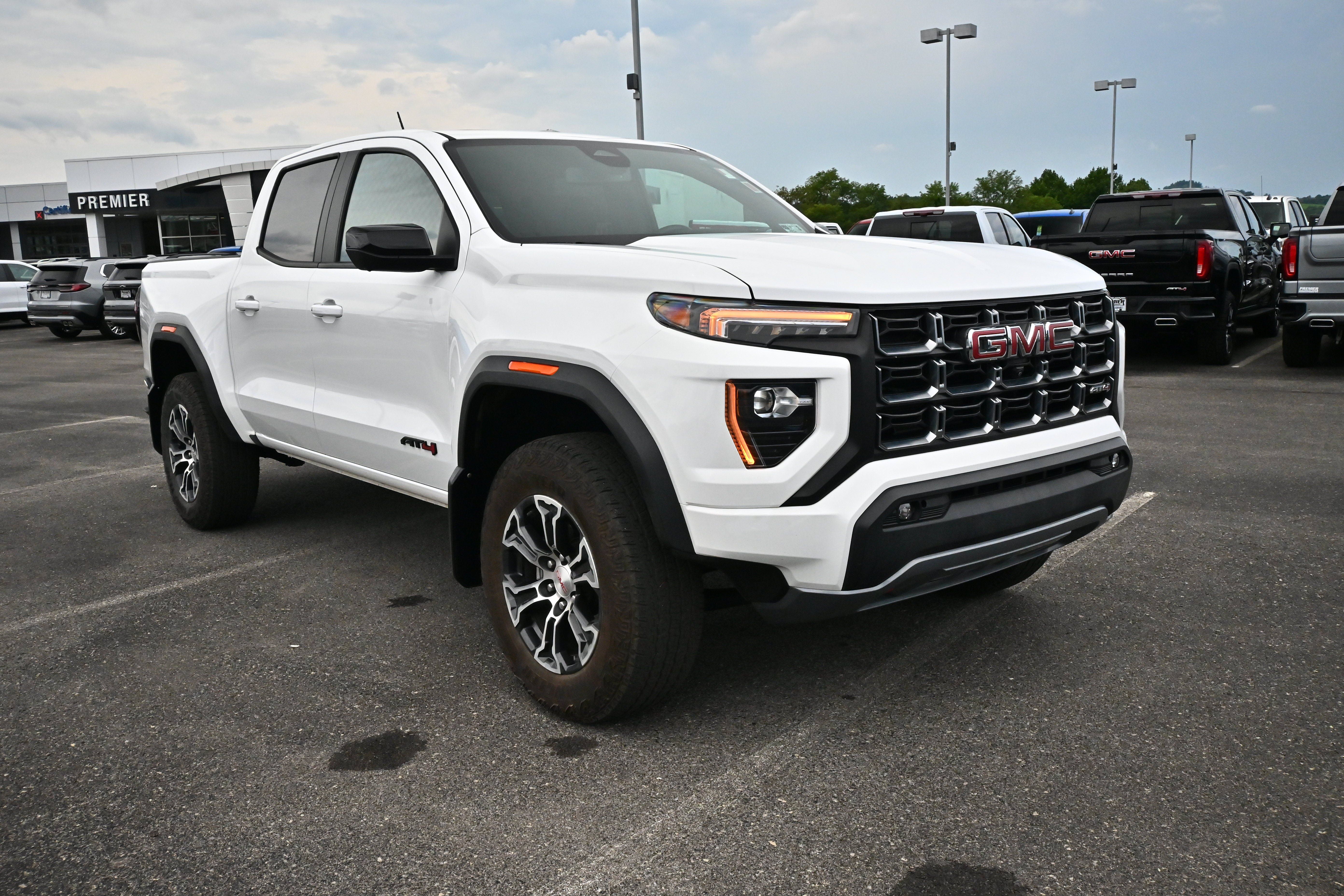 Used 2025 GMC Canyon AT4 w/ Technology Plus Package AWD/4WD image 2
