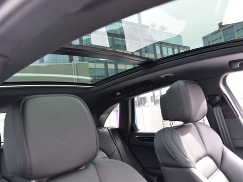 Certified 2026 Porsche Macan AWD/4WD image 15