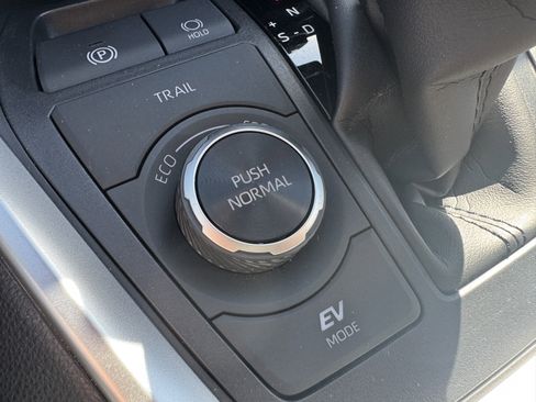 Used 2025 Toyota RAV4 LE AWD/4WD image 37
