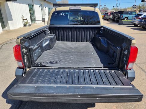 Used 2018 Toyota Tacoma TRD Off-Road w/ Technology Package AWD/4WD image 7