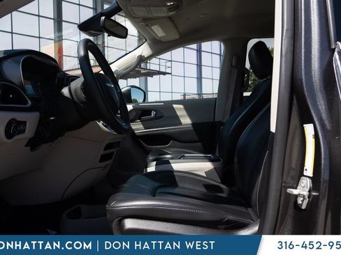 Used 2023 Chrysler Pacifica Touring-L FWD image 3