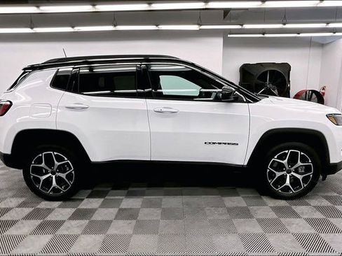 Used 2025 Jeep Compass Limited image 15