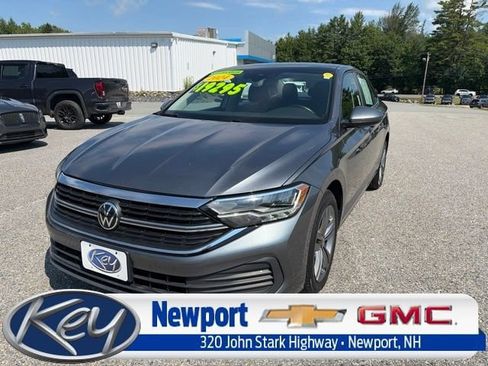 Used 2024 Volkswagen Jetta SE FWD image 1