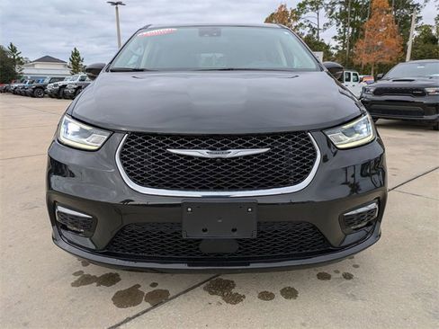 Used 2024 Chrysler Pacifica Select image 9