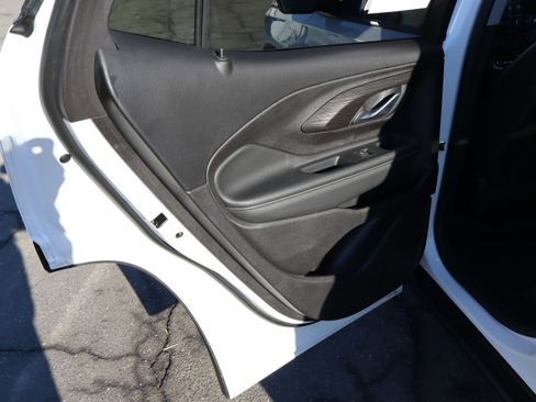 Certified 2024 GMC Terrain SLT image 30