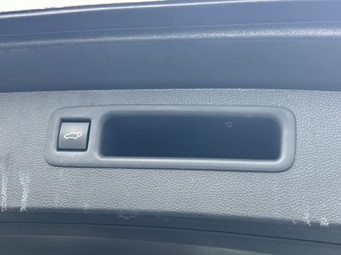 Used 2022 Toyota Highlander XLE AWD/4WD image 13