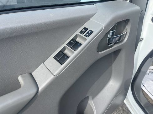 Used 2015 Nissan Frontier SV AWD/4WD image 16