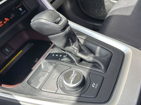 Used 2020 Toyota RAV4 Limited AWD/4WD image 17