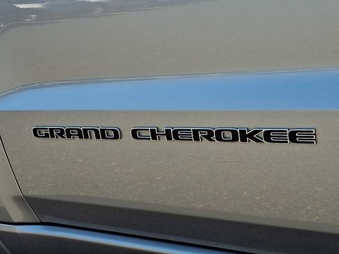 Used 2019 Jeep Grand Cherokee Overland AWD/4WD image 34