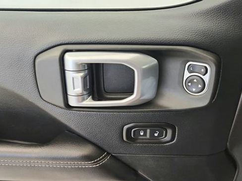 Used 2018 Jeep Wrangler Unlimited Sahara AWD/4WD image 18