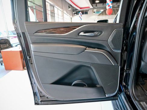 Used 2021 Cadillac Escalade ESV Premium Luxury AWD/4WD image 22