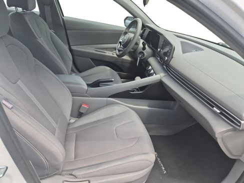 Used 2022 Hyundai Elantra SE FWD image 15