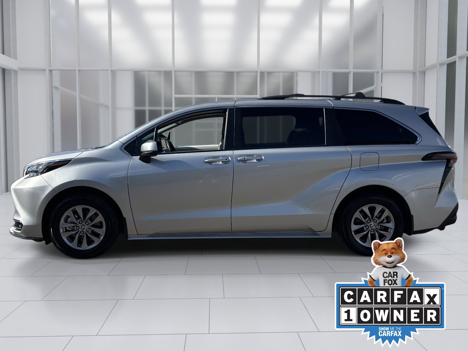 Used 2025 Toyota Sienna LE AWD/4WD image 3