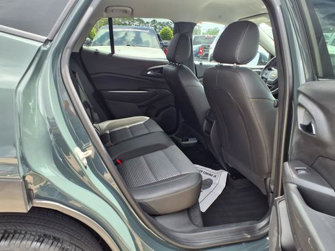 Used 2025 Chevrolet Trax LT FWD image 8