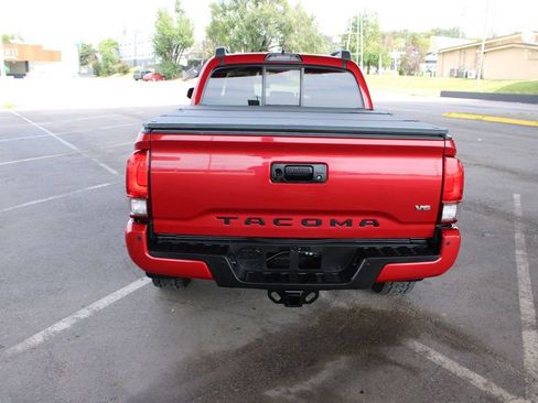 Used 2016 Toyota Tacoma TRD Off-Road AWD/4WD image 7
