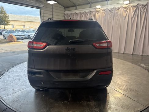 Used 2018 Jeep Cherokee Latitude w/ Altitude Package image 6