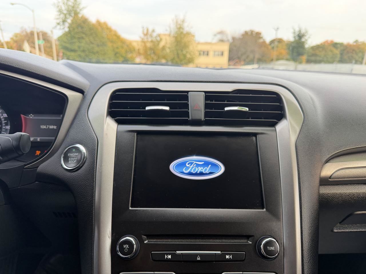 Used 2018 Ford Fusion SE w/ Fusion SE Technology Package FWD image 12