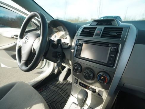 Used 2013 Toyota Corolla LE image 29