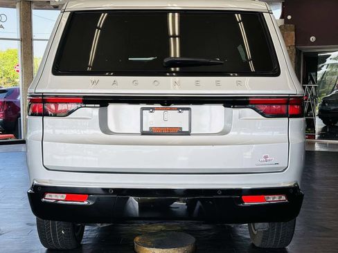 Used 2024 Jeep Wagoneer Series III AWD/4WD image 9