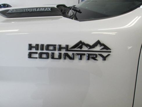 Used 2024 Chevrolet Silverado 2500 High Country w/ High Country Premium Package image 2