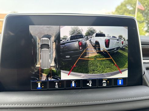 Used 2022 Chevrolet Tahoe Z71 w/ Luxury Package AWD/4WD image 19