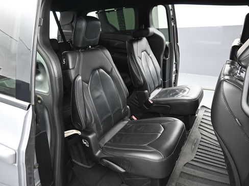 Used 2020 Chrysler Pacifica Touring-L w/ Advanced Safetytec Group AWD/4WD image 18