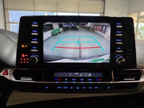 Used 2024 Toyota Sienna XLE FWD image 33