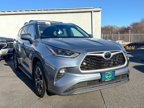 Used 2021 Toyota Highlander XLE image 1