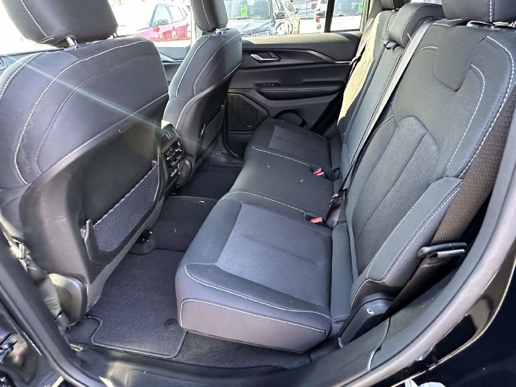 Used 2025 Jeep Grand Cherokee Laredo w/ Luxury Tech Group I AWD/4WD image 10