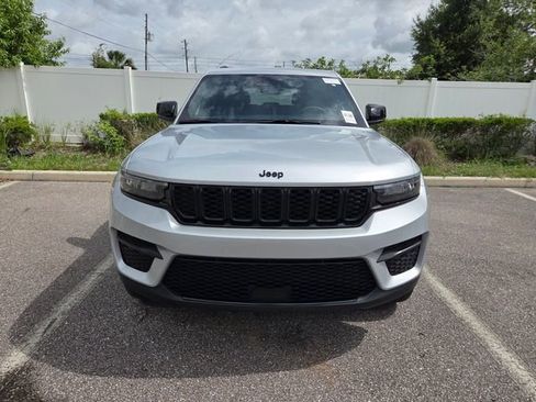 Used 2025 Jeep Grand Cherokee Altitude AWD/4WD image 2