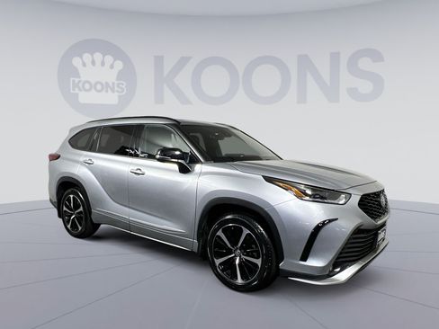 Used 2022 Toyota Highlander XSE w/ Protection Package #3 (TMS) AWD/4WD image 2
