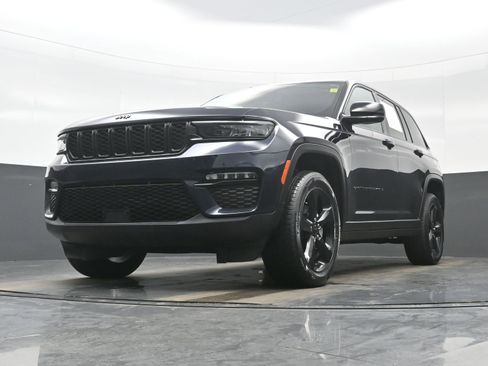 Used 2024 Jeep Grand Cherokee Limited w/ Black Appearance Package image 27