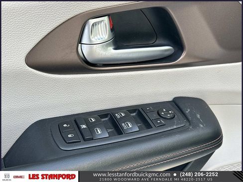 Used 2018 Chrysler Pacifica Touring-L image 18