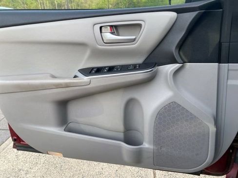 Used 2016 Toyota Camry SE FWD image 19