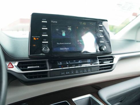 Used 2024 Toyota Sienna LE FWD image 7