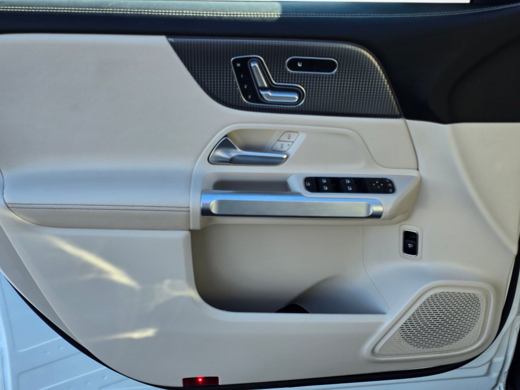 Used 2023 Mercedes-Benz GLB 250 w/ Premium Package image 17