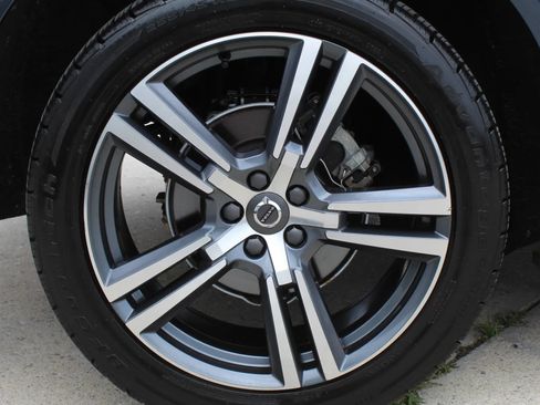 Used 2018 Volvo XC60 T5 Momentum w/ Convenience Package AWD/4WD image 9