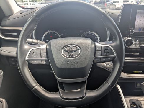 Used 2023 Toyota Highlander XLE AWD/4WD image 18