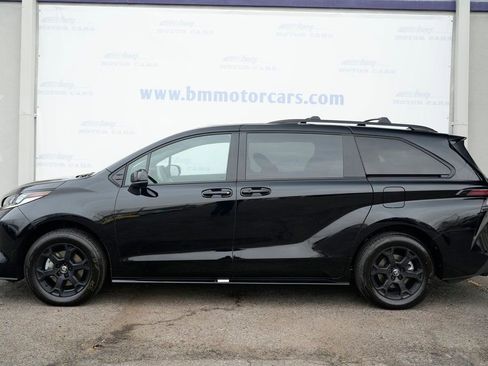 Used 2025 Toyota Sienna XLE Woodland Edition image 8