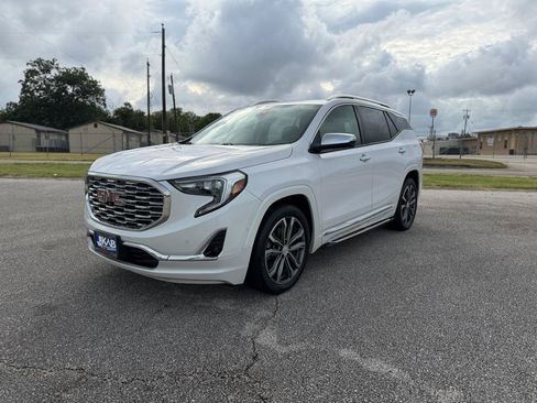 Used 2020 GMC Terrain Denali w/ Denali Premium Package FWD image 7