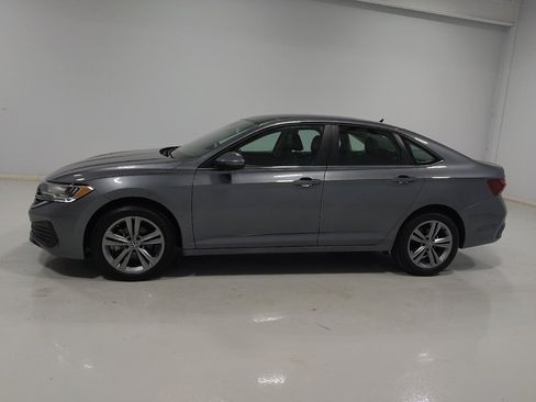 Used 2024 Volkswagen Jetta SE FWD image 2