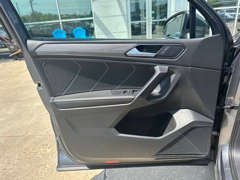 Used 2023 Volkswagen Tiguan SE w/ Panoramic Sunroof Package AWD/4WD image 16